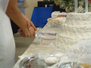 Kelly,Evangelea-Cutting the cake